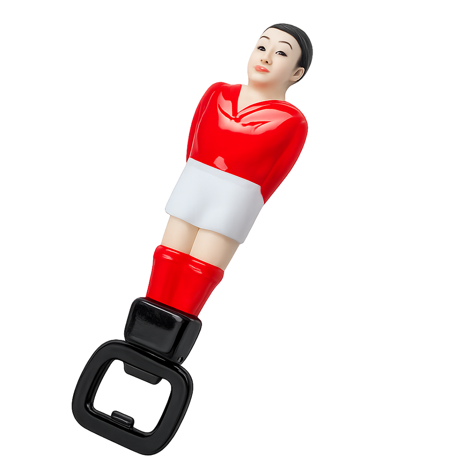 Flesopener in de vorm van een tafelvoetbalpoppetje op een houten bar